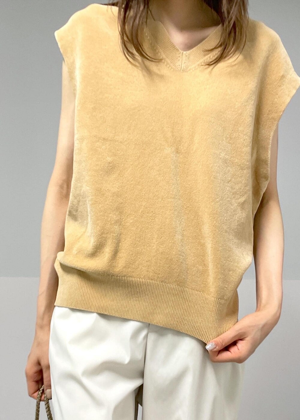 グレー系のタンクトップ、ホワイト系のその他パンツ、ホワイト系のサンダルを着用したレディースの夏コーディネートの6枚目の写真