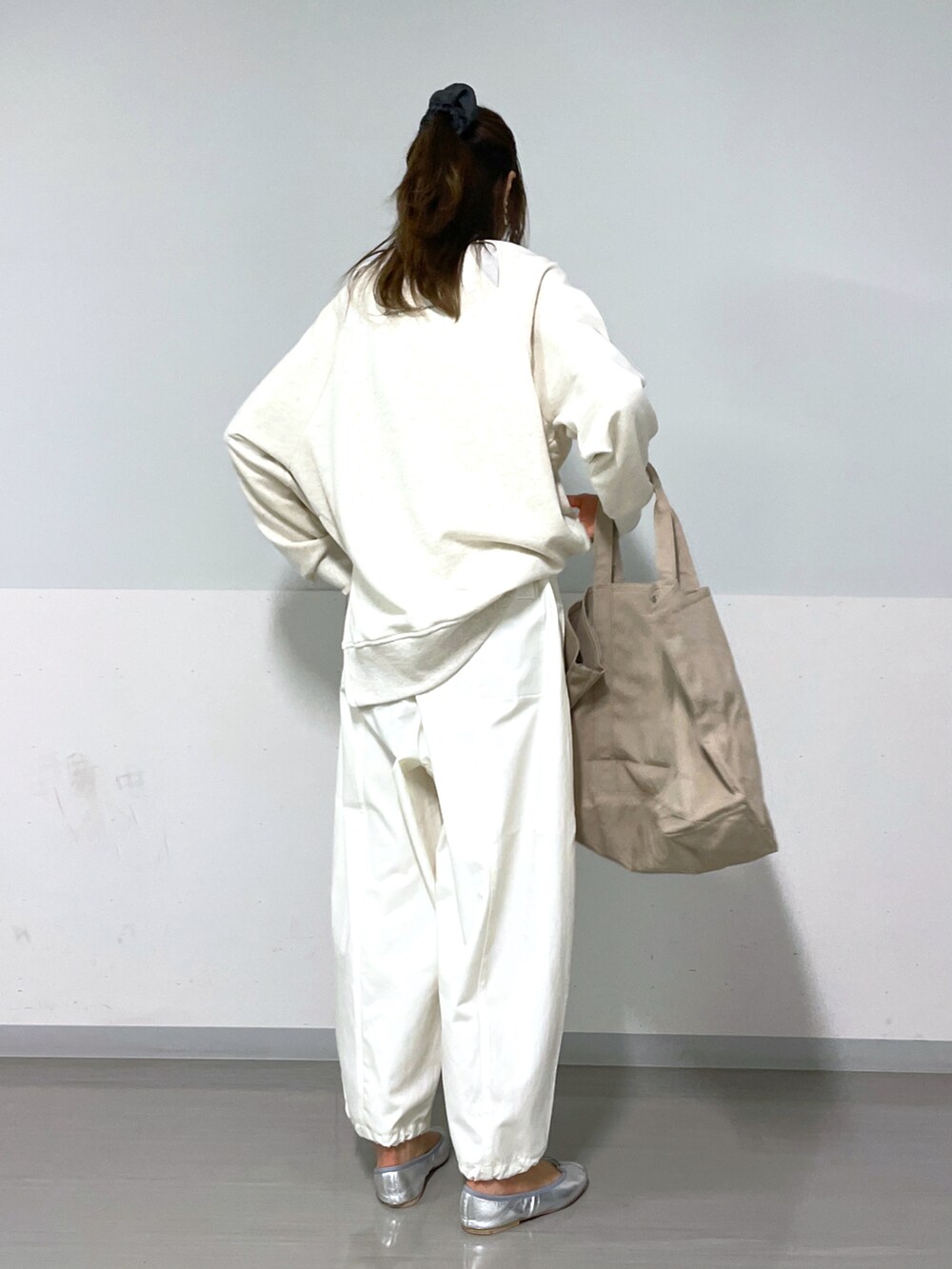 ホワイト系のスウェット、ホワイト系のカーゴパンツ、ホワイト系のTシャツ/カットソーを着用したレディースの秋コーディネートの3枚目の写真