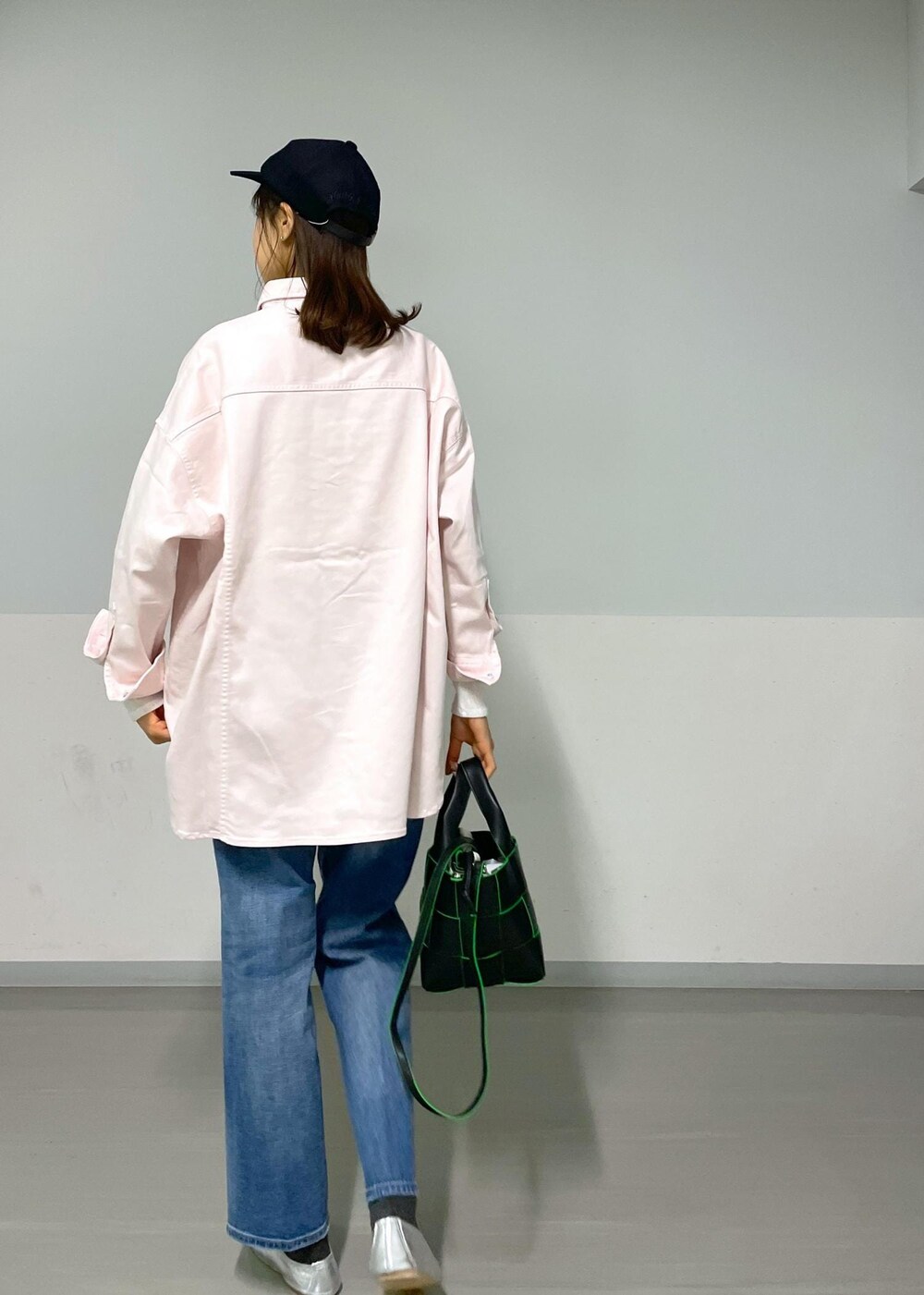 ブラック系のトートバッグ、シルバー系のその他シューズ、ホワイト系のTシャツ/カットソーを着用したレディースの冬コーディネートの2枚目の写真