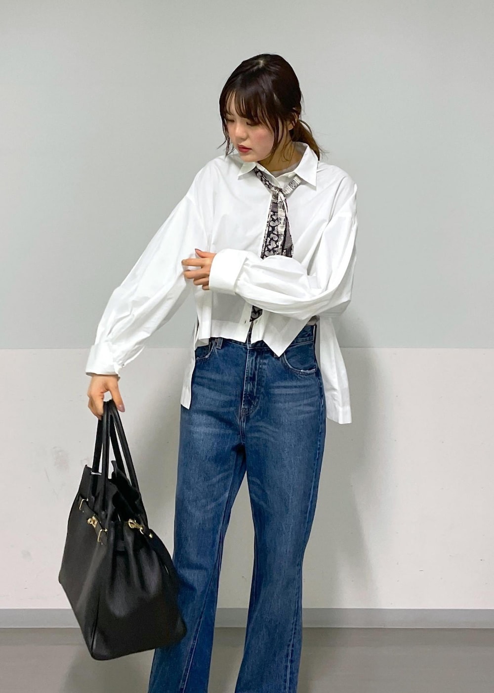 ホワイト系のシャツ/ブラウス、ブルー系のデニムパンツを着用したレディースの春コーディネートの5枚目の写真