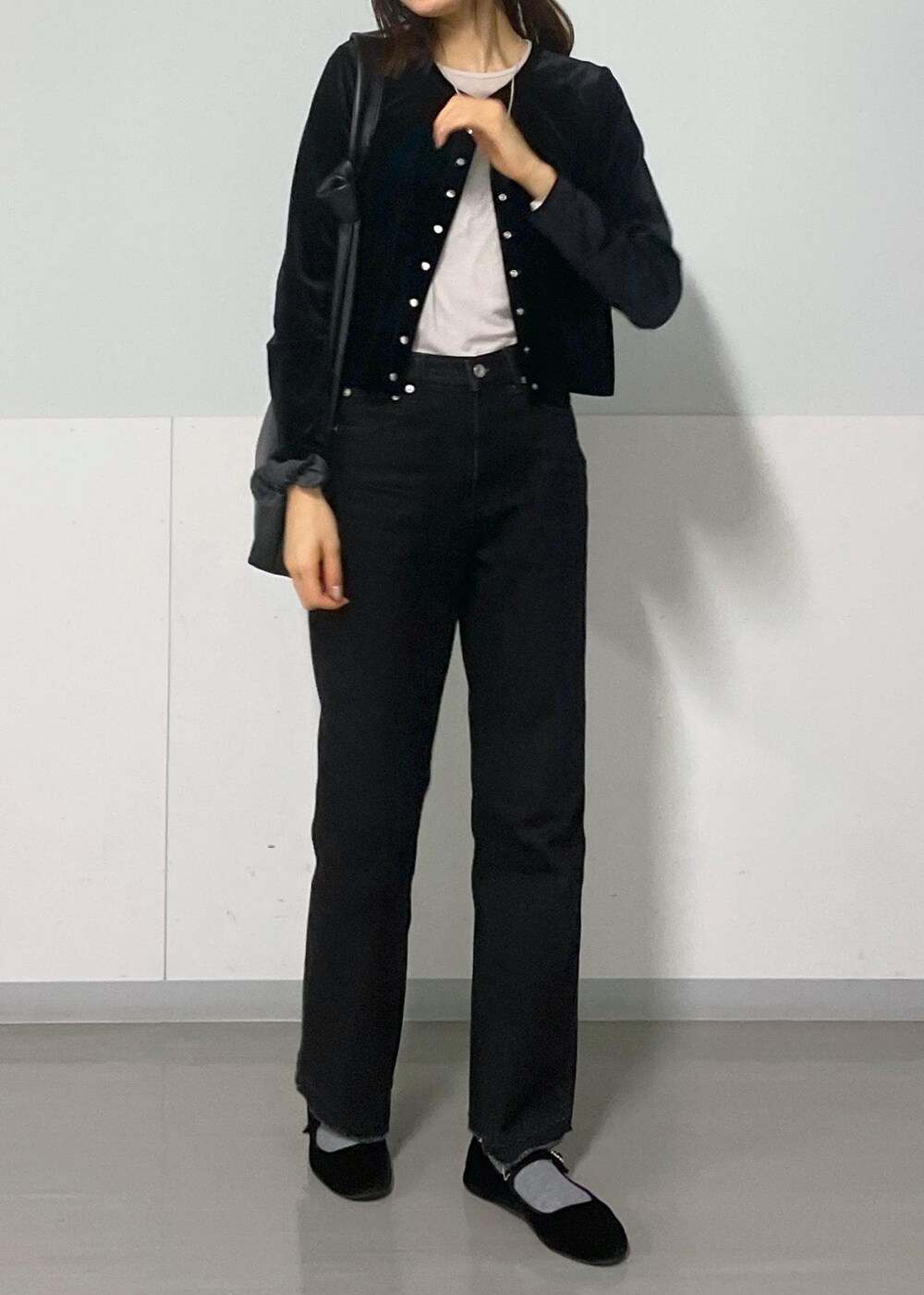 グレー系のTシャツ/カットソー、ブラック系のトートバッグ、グレー系のデニムパンツを着用したレディースの冬コーディネートの5枚目の写真