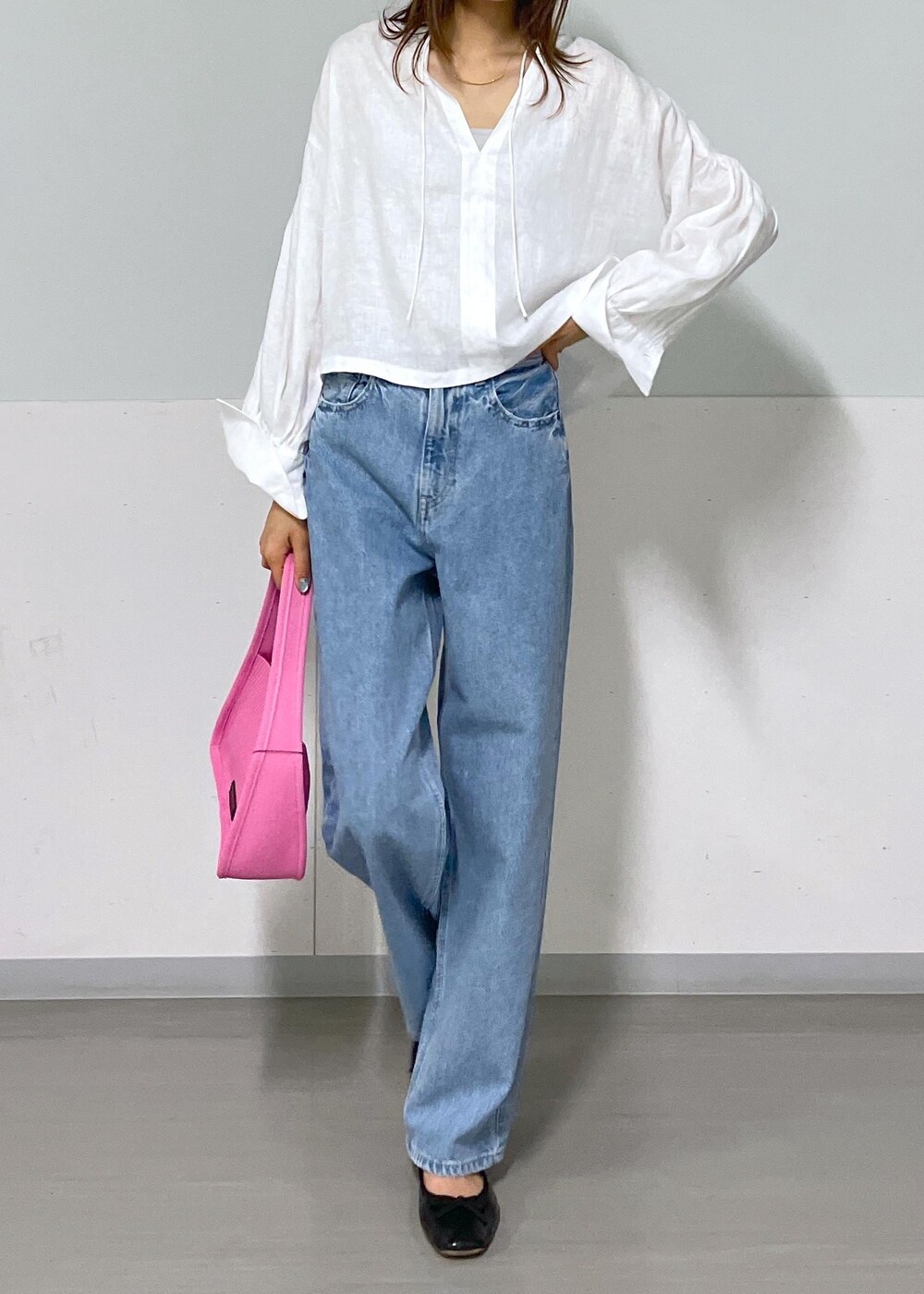 グレー系のタンクトップ、ピンク系のハンドバッグ、ホワイト系のシャツ/ブラウスを着用したレディースの夏コーディネートの10枚目の写真