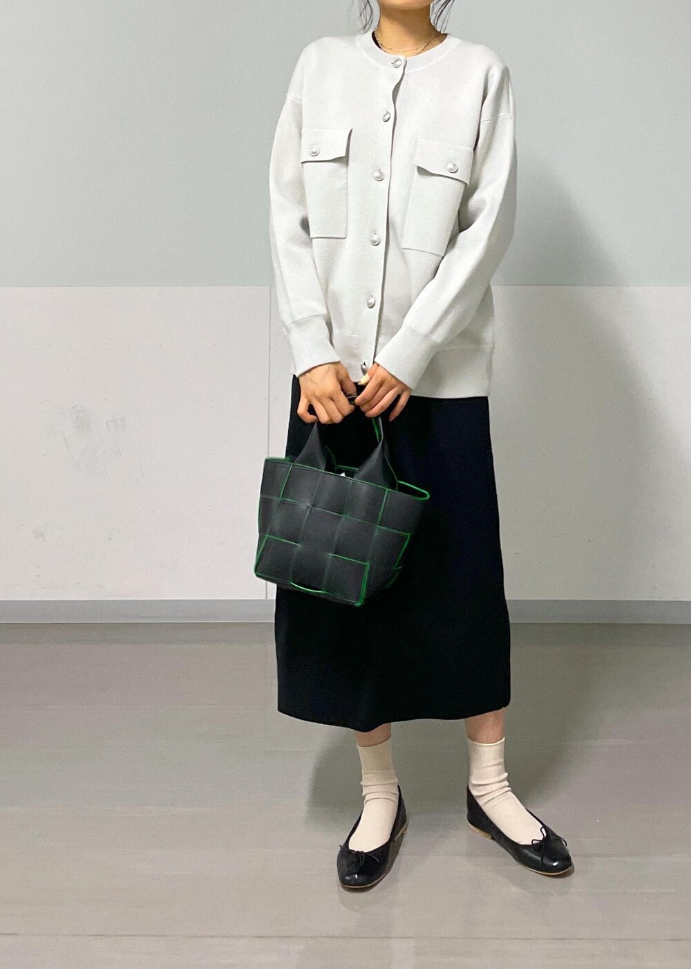 ブラック系のバレエシューズ、ブラック系のトートバッグ、グレー系のカーディガン/ボレロを着用したレディースの秋コーディネートの4枚目の写真