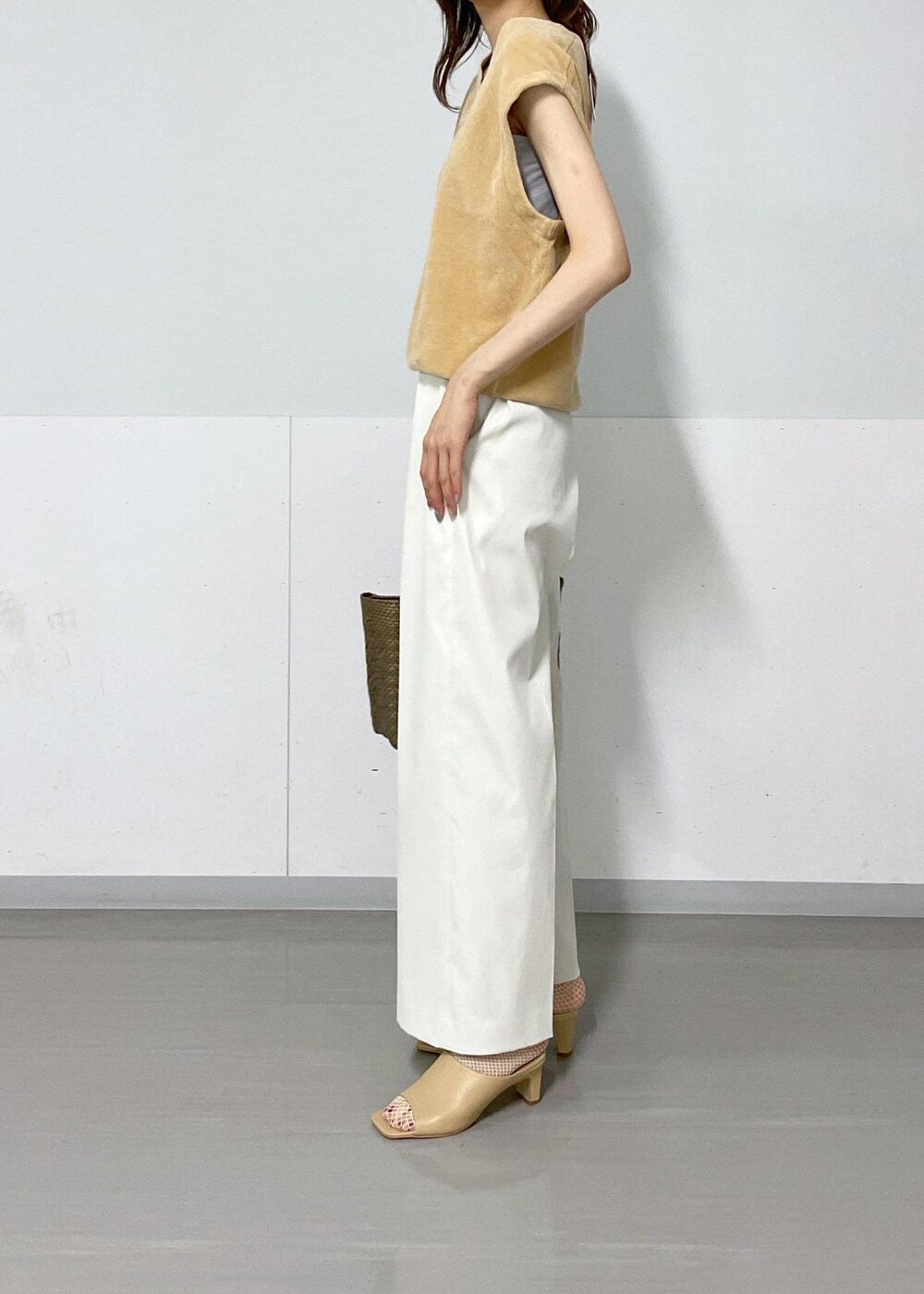 グレー系のタンクトップ、ホワイト系のその他パンツ、ホワイト系のサンダルを着用したレディースの夏コーディネートの3枚目の写真