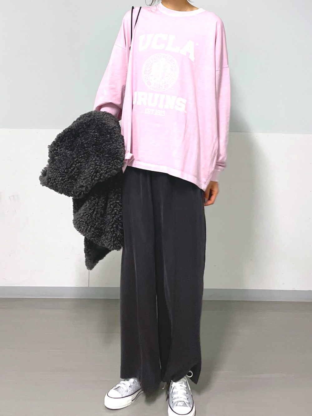 グレー系のベスト、グレー系のその他パンツ、シルバー系のスニーカーを着用したレディースの秋コーディネートの5枚目の写真