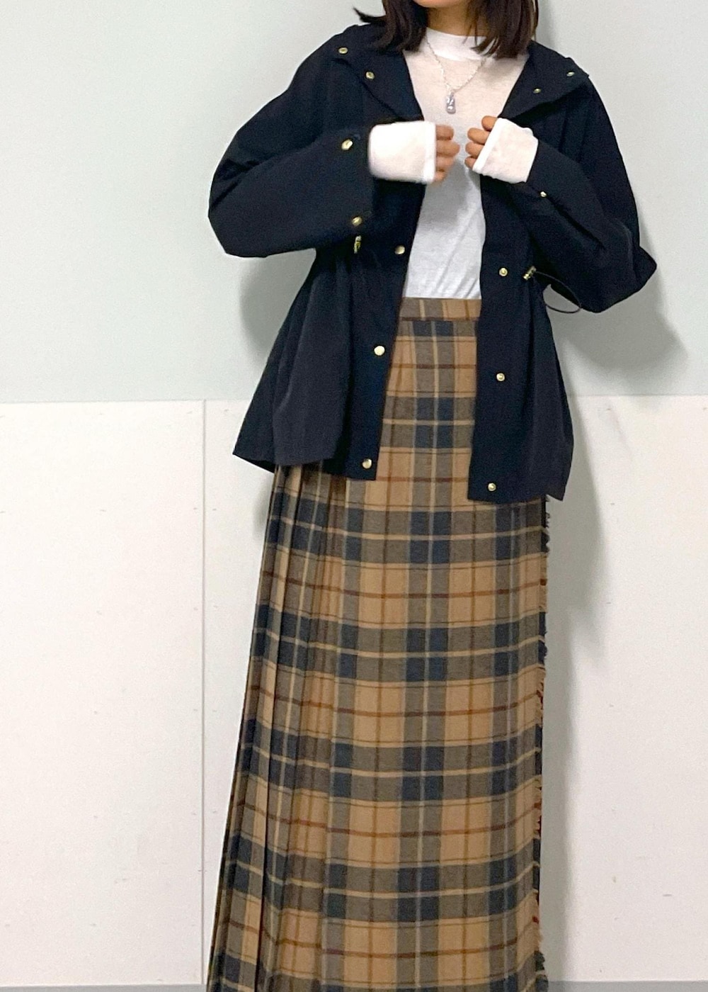 イエロー系のショルダーバッグ、ホワイト系のTシャツ/カットソー、ベージュ系のスカートを着用したレディースの秋コーディネートの6枚目の写真