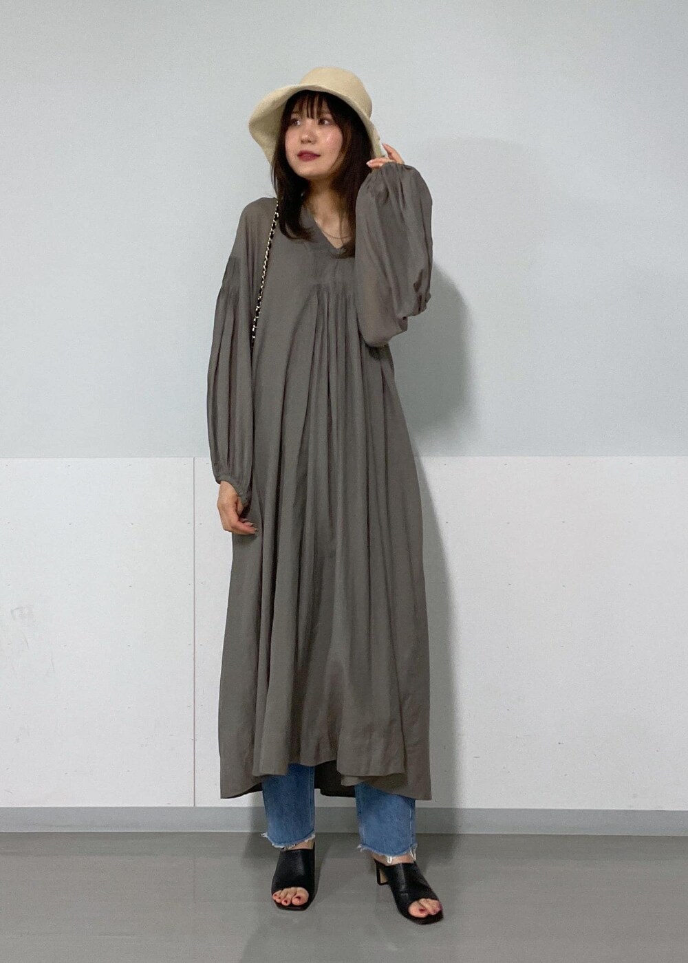 ブラック系のショルダーバッグ、グリーン系のタンクトップ、グレー系のワンピースを着用したレディースの夏コーディネートの4枚目の写真