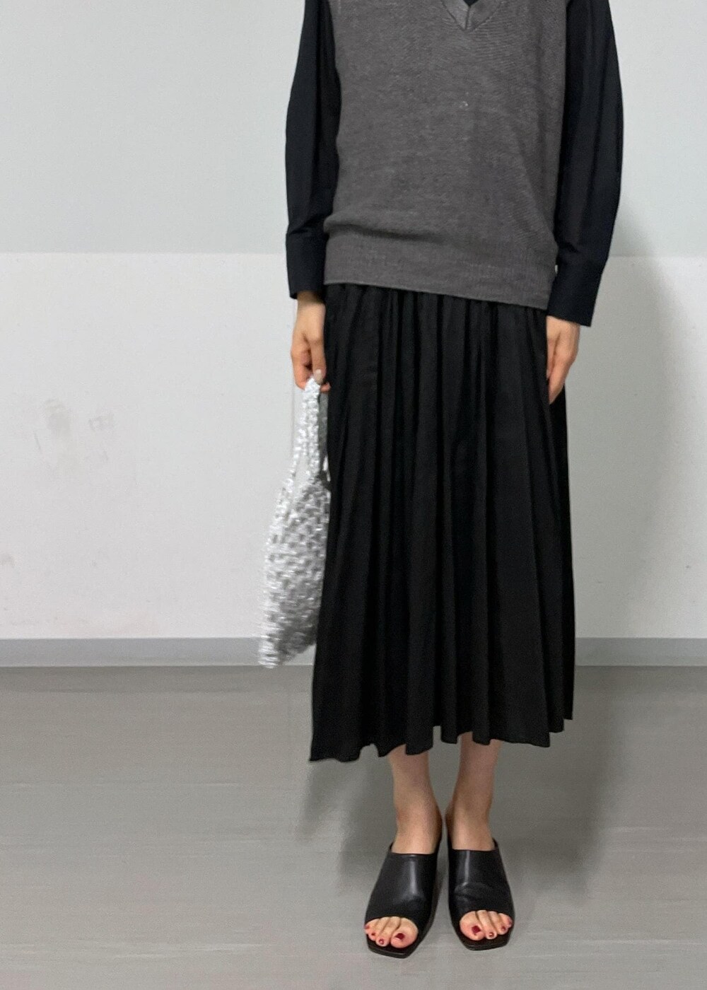 ブラック系のサンダル、ブラック系のシャツ/ブラウス、グレー系のニット/セーターを着用したレディースの夏コーディネートの6枚目の写真