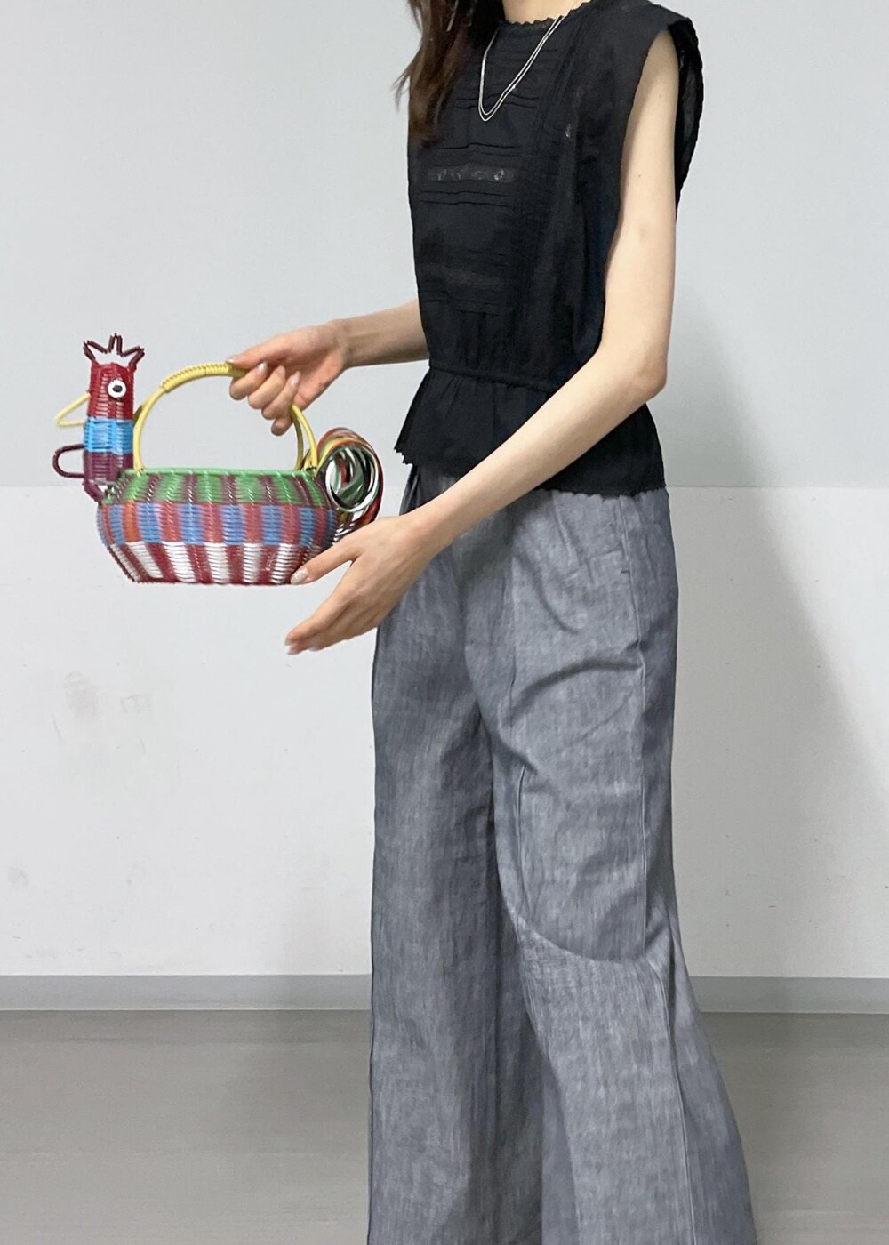 「メルカドバック、letra、新作、高身長、高身長コーデ、ブラック、ハンドバッグ、カゴバッグ、ノースリーブ、レース、総レース、パンツ、ワイド、十分丈、SALON adam et ropé」｜「SALON adam et rope'のSilverロングチェーンネックレス（ネックレス、シルバー系）」を使った、AZUMAさん（レディース・171cm）の夏コーディネートの3枚目の写真
