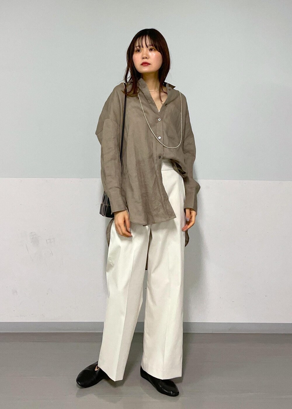 ブラック系のショルダーバッグ、グリーン系のシャツ/ブラウス、ホワイト系のその他パンツを着用したレディースの春コーディネートの9枚目の写真