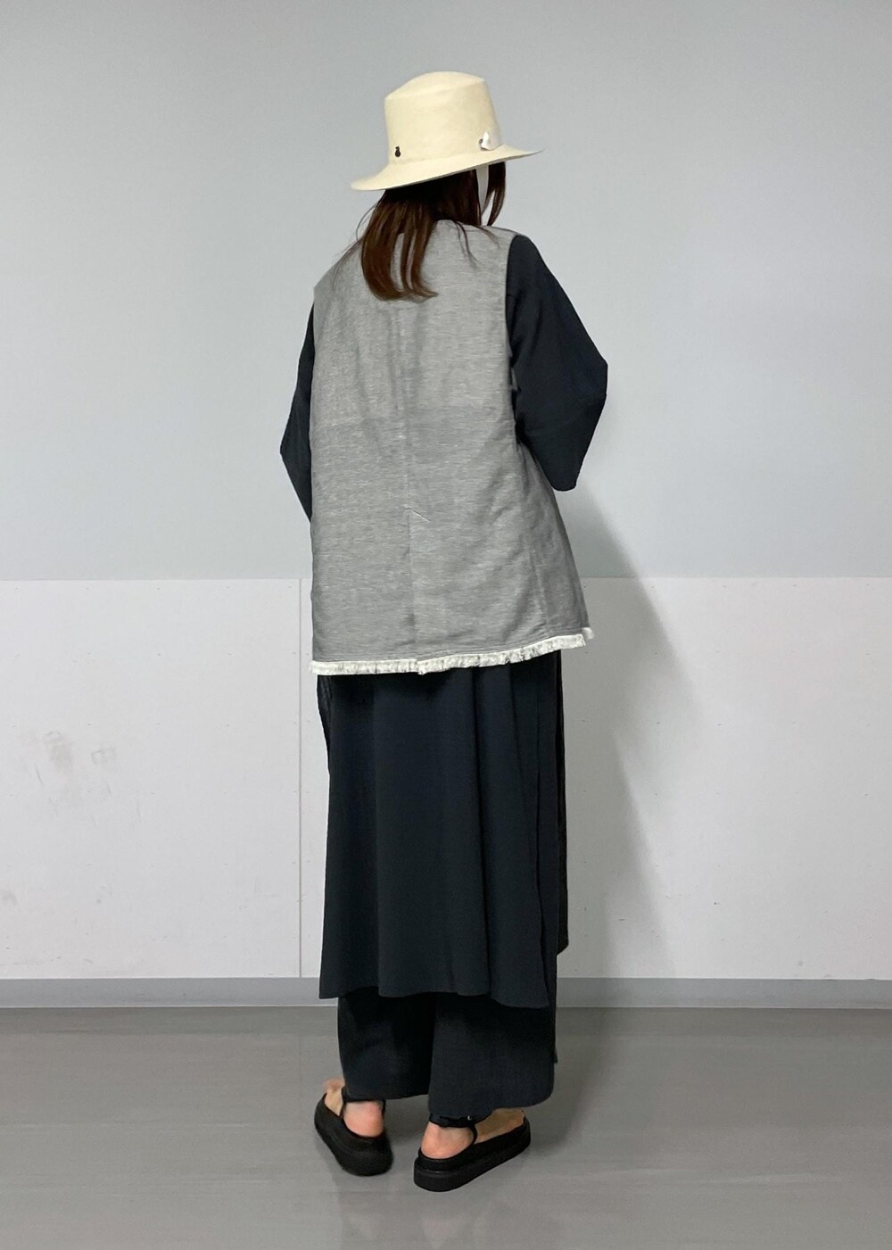 ブラック系のその他パンツ、ブラック系のシャツ/ブラウス、ブラック系のサンダルを着用したレディースの夏コーディネートの2枚目の写真