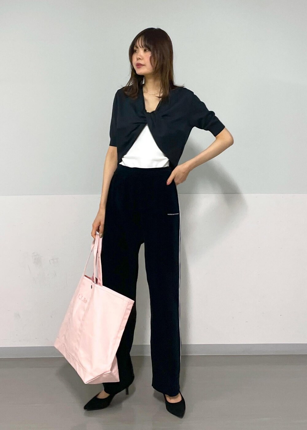 ブラック系のその他パンツ、ホワイト系のキャミソールを着用したレディースの春コーディネートの5枚目の写真