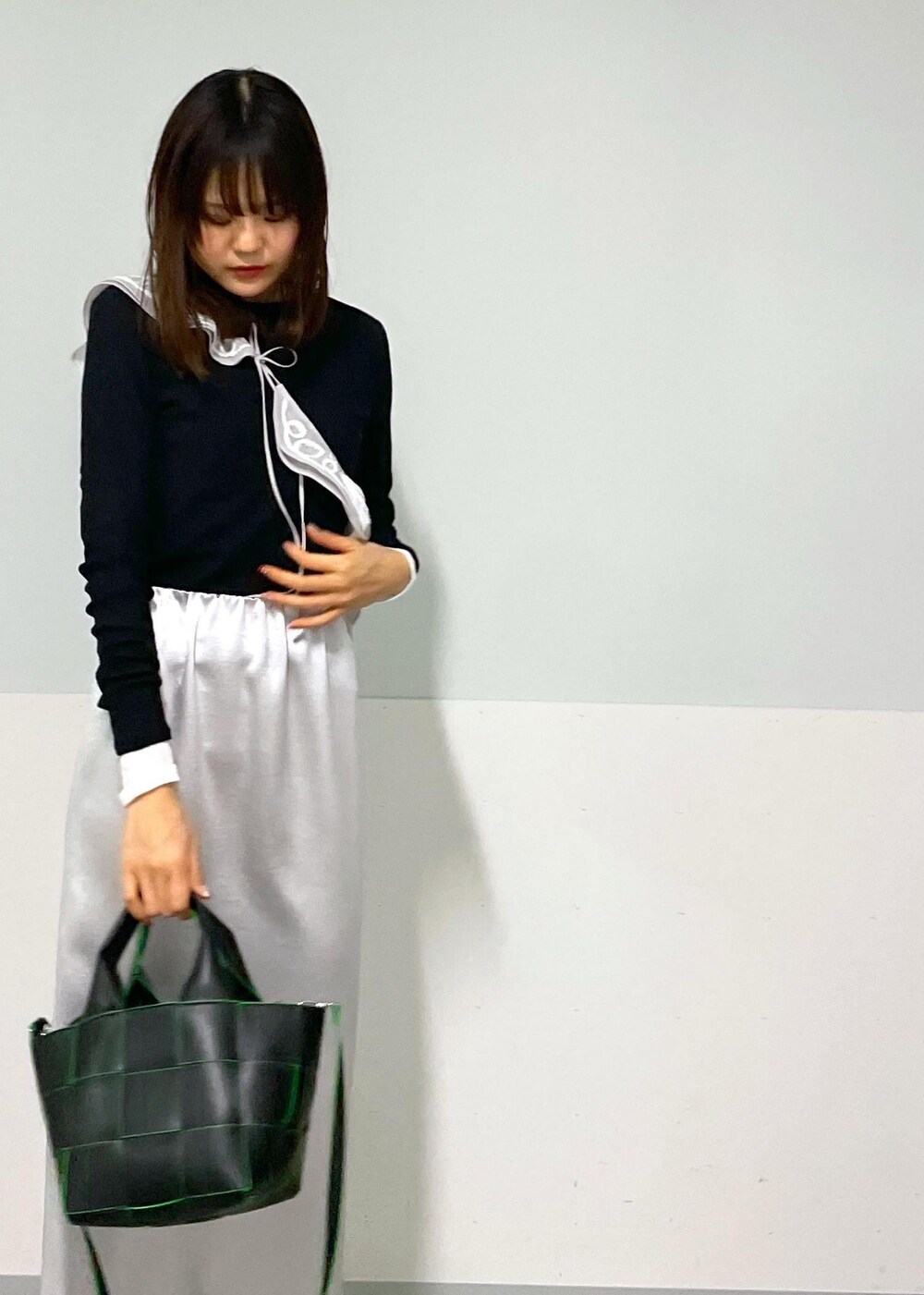 ブラック系のトートバッグ、ホワイト系のその他シューズ、ブラック系のTシャツ/カットソーを着用したレディースの冬コーディネートの4枚目の写真