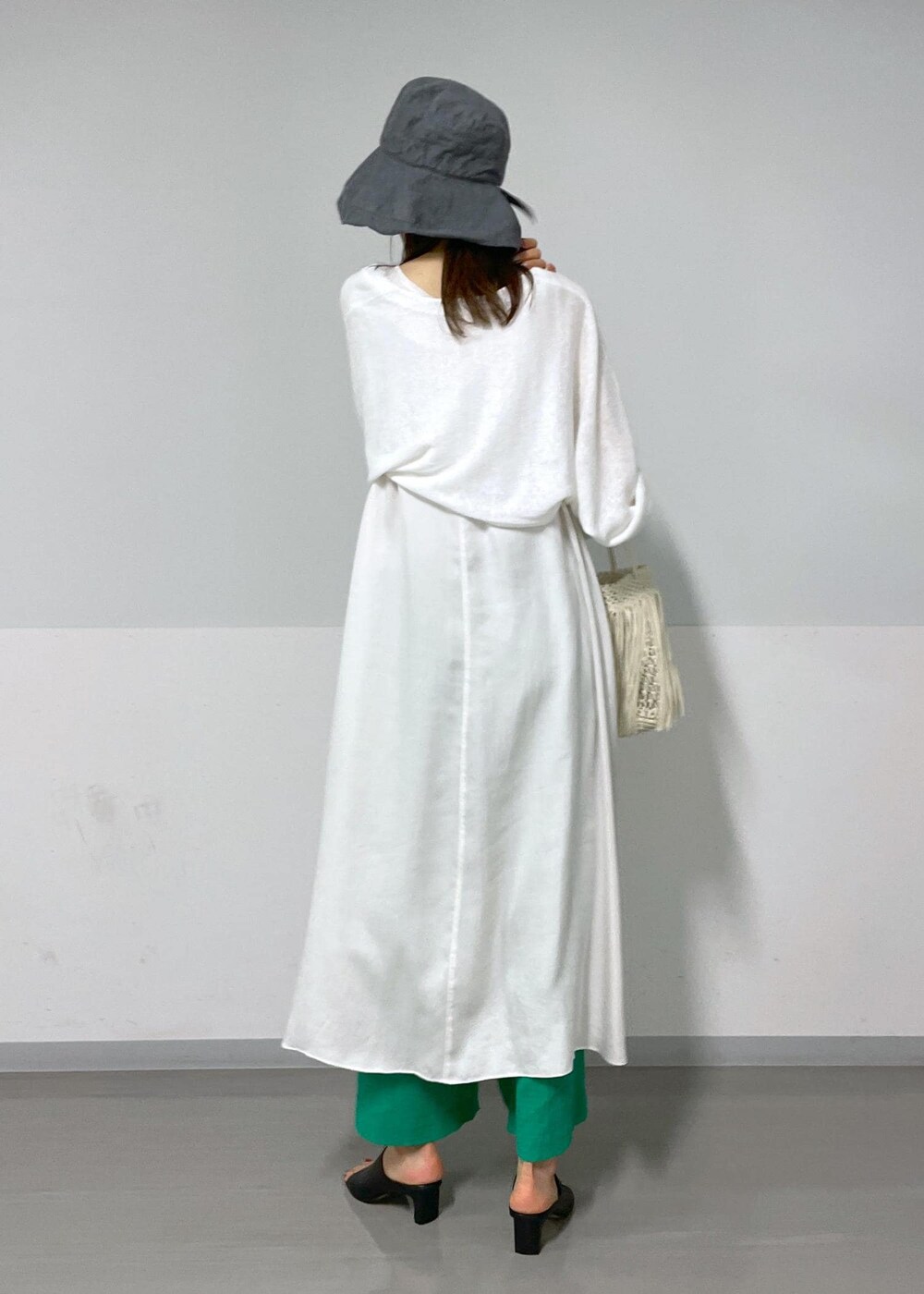 グリーン系のその他パンツ、ホワイト系のカーディガン/ボレロ、ホワイト系のトートバッグを着用したレディースの夏コーディネートの6枚目の写真