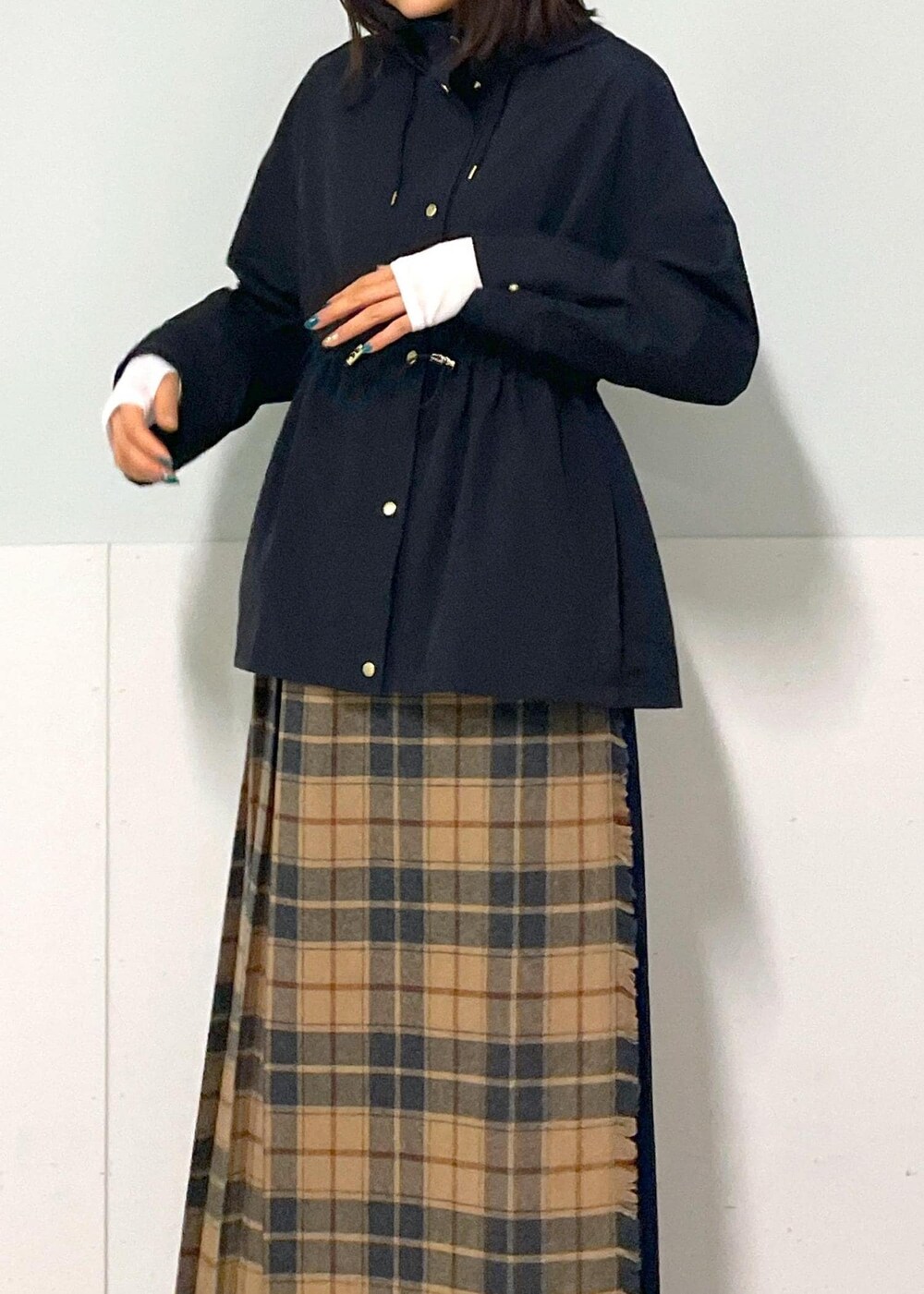 イエロー系のショルダーバッグ、ホワイト系のTシャツ/カットソー、ベージュ系のスカートを着用したレディースの秋コーディネートの7枚目の写真