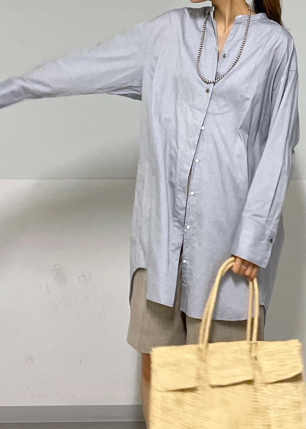 ベージュ系のその他パンツ、シルバー系のサンダル、グレー系のシャツ/ブラウスを着用したレディースの夏コーディネートの5枚目の写真