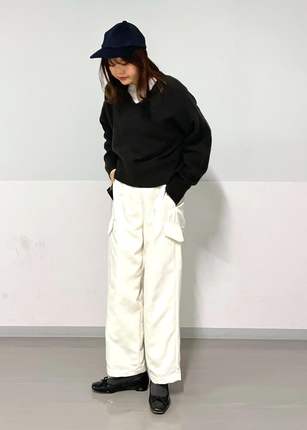 ブラウン系のニット/セーター、ホワイト系のカーゴパンツ、ホワイト系のTシャツ/カットソーを着用したレディースの冬コーディネートの5枚目の写真
