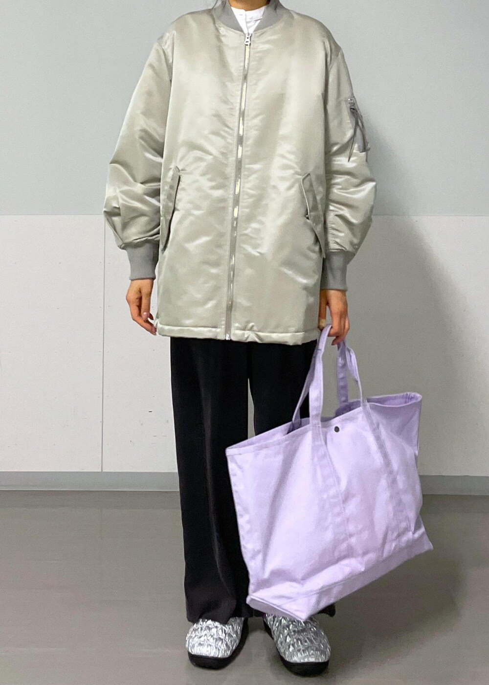 ホワイト系のシャツ/ブラウス、グレー系のその他パンツ、グレー系のMA-1を着用したレディースの秋コーディネートの2枚目の写真