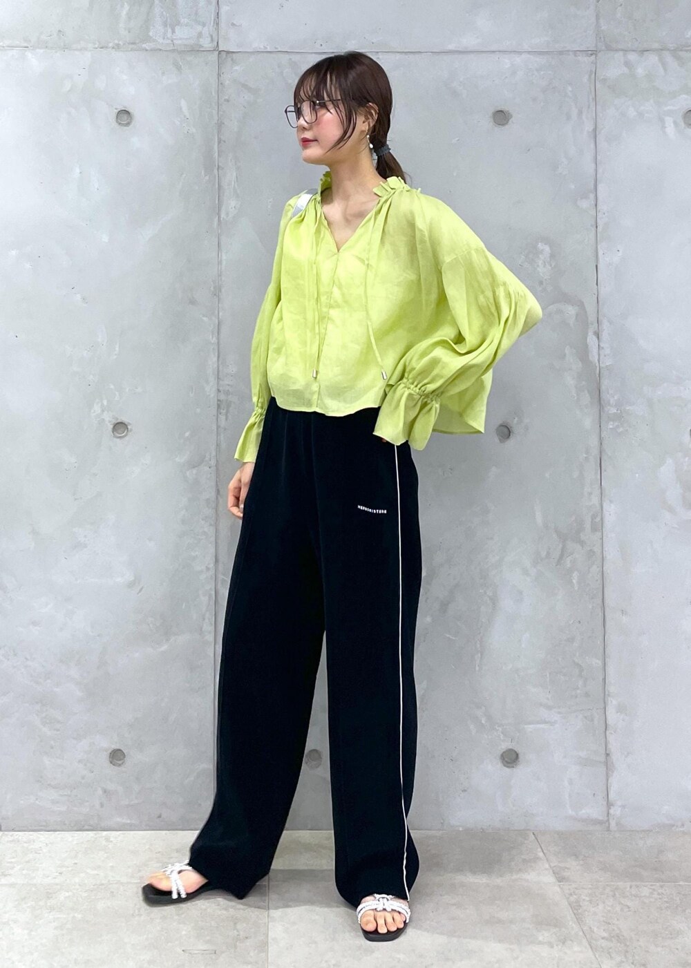 シルバー系のショルダーバッグ、ブラック系のその他パンツ、シルバー系のサンダルを着用したレディースの春コーディネートの2枚目の写真