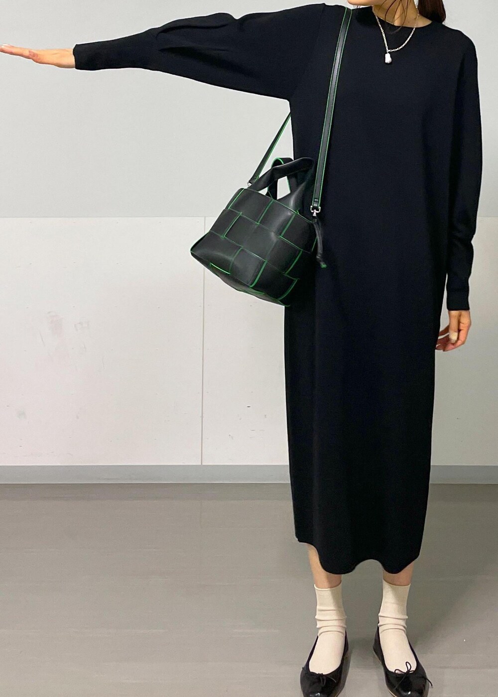 ブラック系のバレエシューズ、ブラック系のトートバッグ、グレー系のカーディガン/ボレロを着用したレディースの秋コーディネートの7枚目の写真