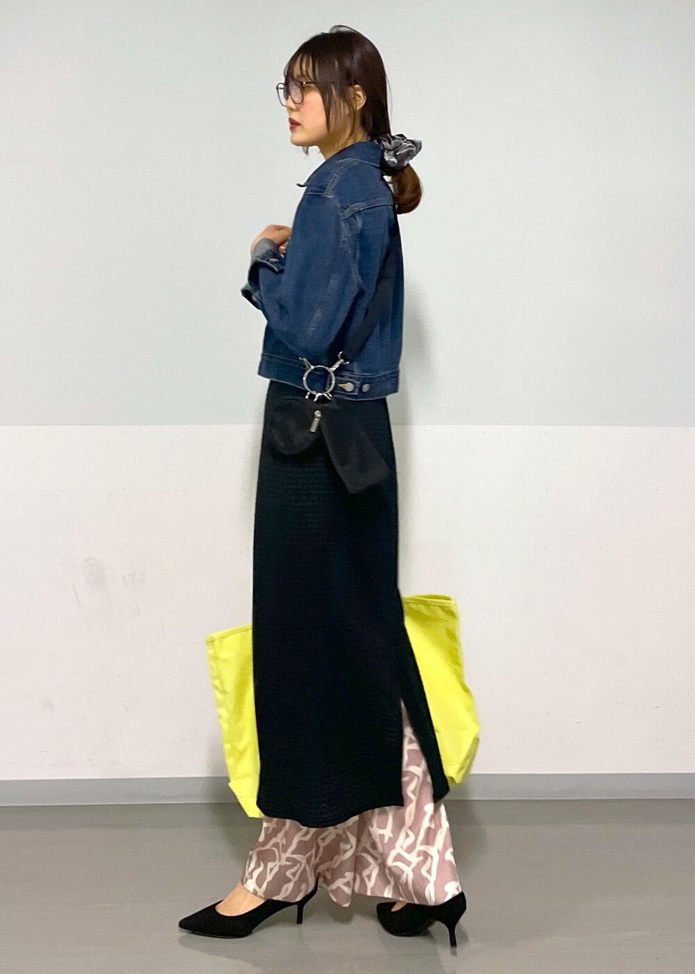 イエロー系のその他パンツ、ブラック系のスカート、ブラック系のトートバッグを着用したレディースの春コーディネートの10枚目の写真