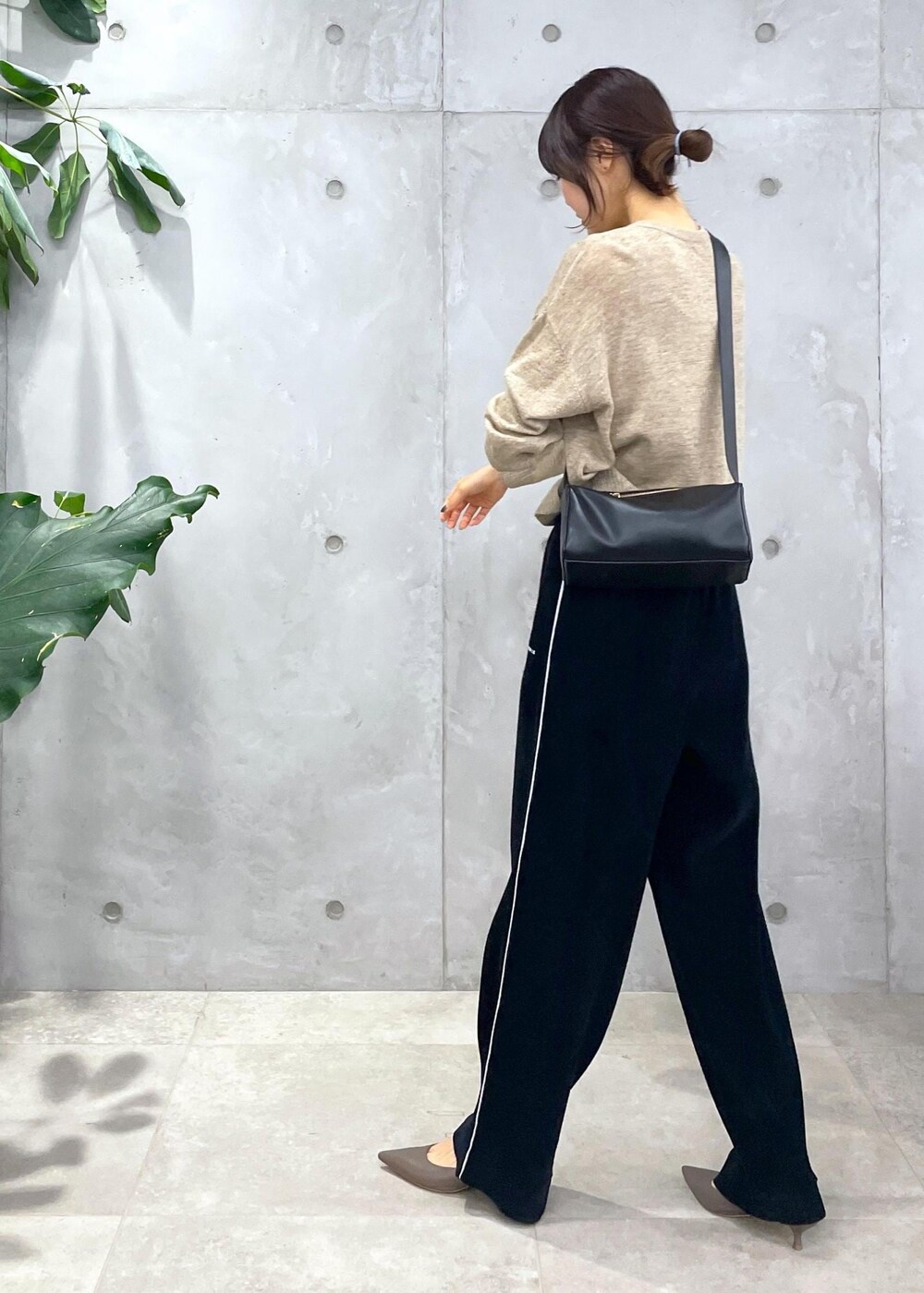 ブラック系のショルダーバッグ、ブラック系のその他パンツ、ベージュ系のカーディガン/ボレロを着用したレディースの冬コーディネートの4枚目の写真