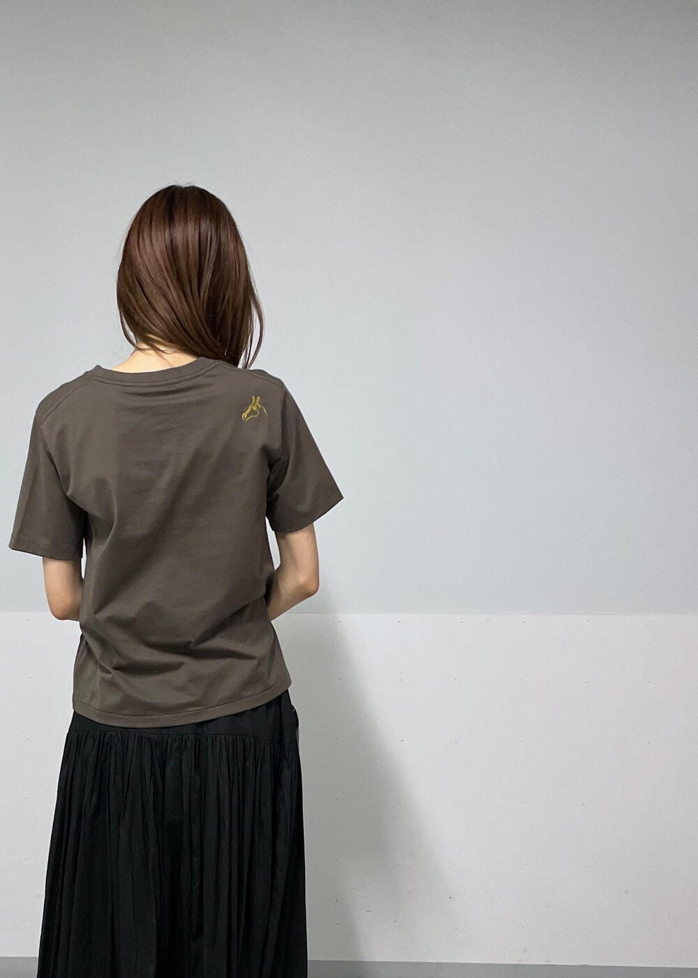 ブラック系のトートバッグ、ブラック系のサンダル、ブラック系のスカートを着用したレディースの夏コーディネートの5枚目の写真