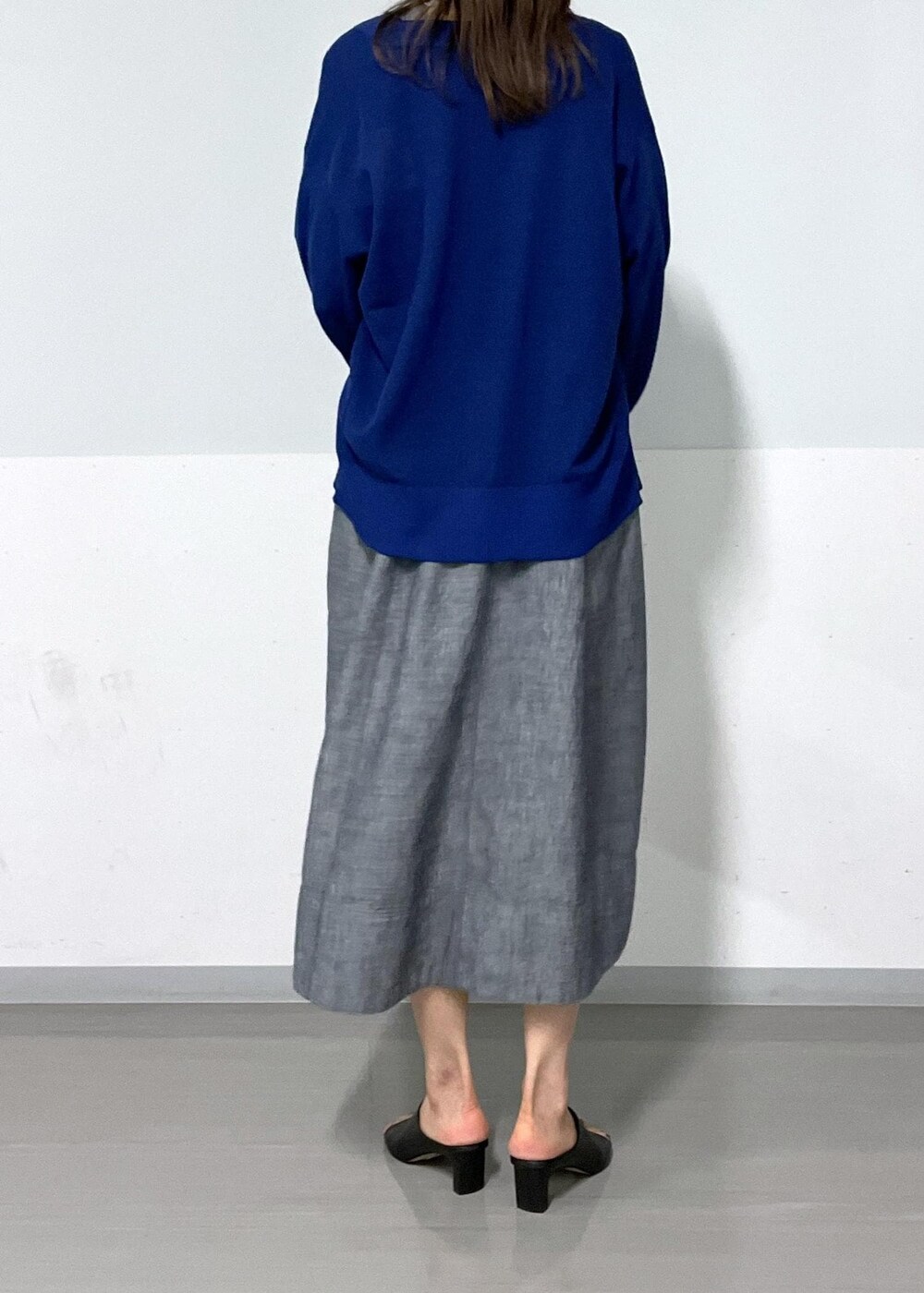 ブラック系のサンダル、ホワイト系のハンドバッグ、ブルー系のカーディガン/ボレロを着用したレディースの夏コーディネートの4枚目の写真