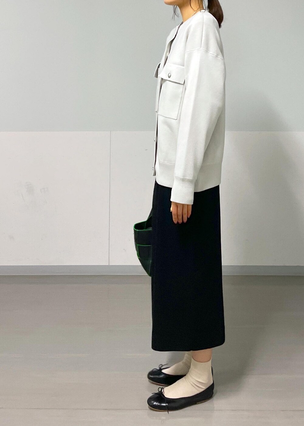 ブラック系のバレエシューズ、ブラック系のトートバッグ、グレー系のカーディガン/ボレロを着用したレディースの秋コーディネートの2枚目の写真