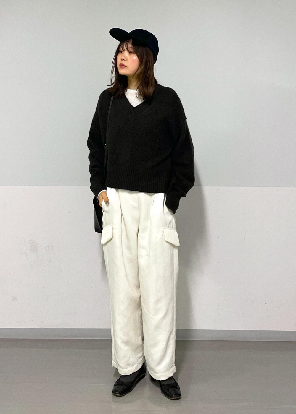 ブラウン系のニット/セーター、ホワイト系のカーゴパンツ、ホワイト系のTシャツ/カットソーを着用したレディースの冬コーディネートの4枚目の写真