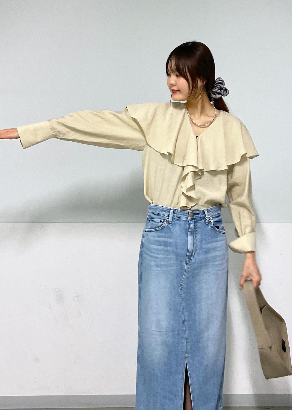 ホワイト系のその他シューズ、ベージュ系のハンドバッグ、ベージュ系のシャツ/ブラウスを着用したレディースの春コーディネートの5枚目の写真