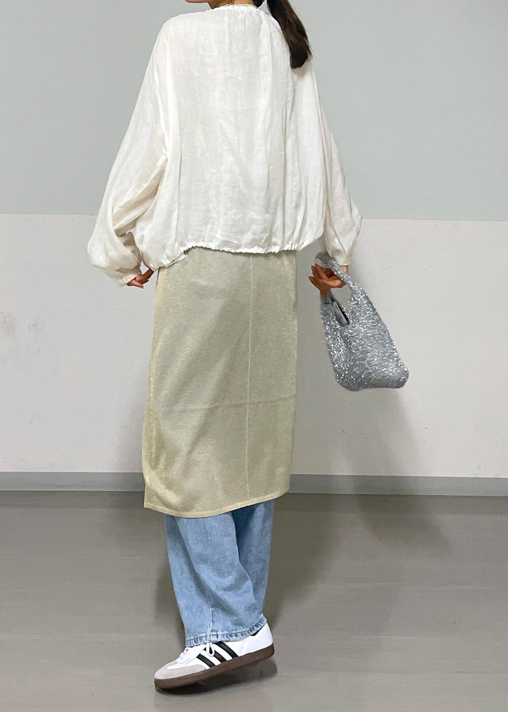 ホワイト系のキャミソール、ホワイト系のブルゾン、シルバー系のハンドバッグを着用したレディースの夏コーディネートの5枚目の写真