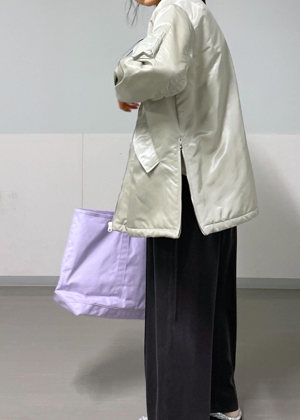ホワイト系のシャツ/ブラウス、グレー系のその他パンツ、グレー系のMA-1を着用したレディースの秋コーディネートの7枚目の写真