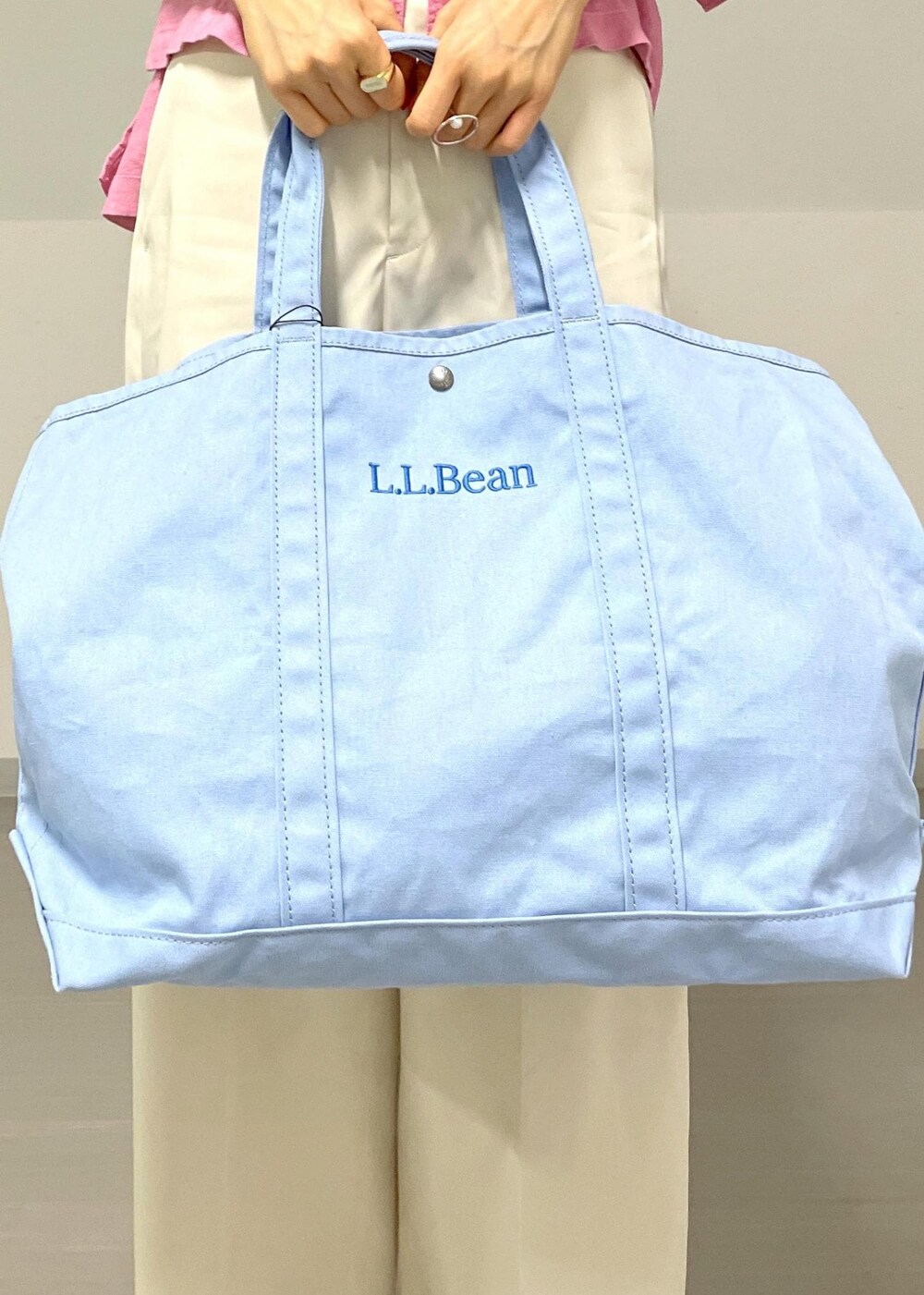 ブラック系のサンダル、ピンク系のシャツ/ブラウス、ホワイト系のその他パンツを着用したレディースの春コーディネートの7枚目の写真