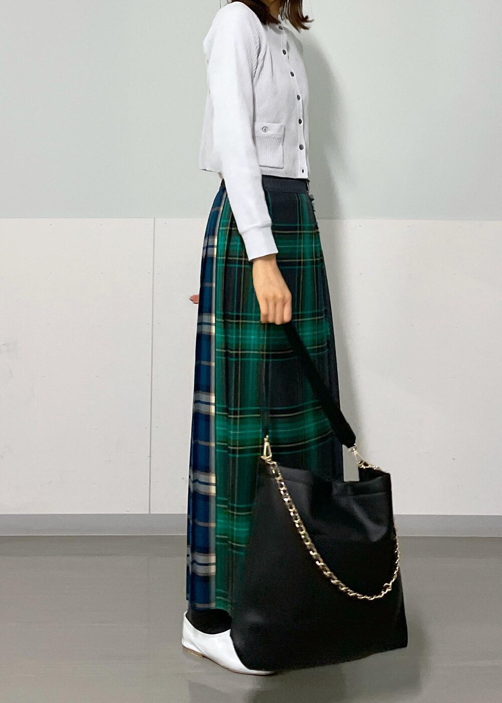 グリーン系のスカート、ホワイト系のその他シューズ、グレー系のカーディガン/ボレロを着用したレディースの冬コーディネートの6枚目の写真