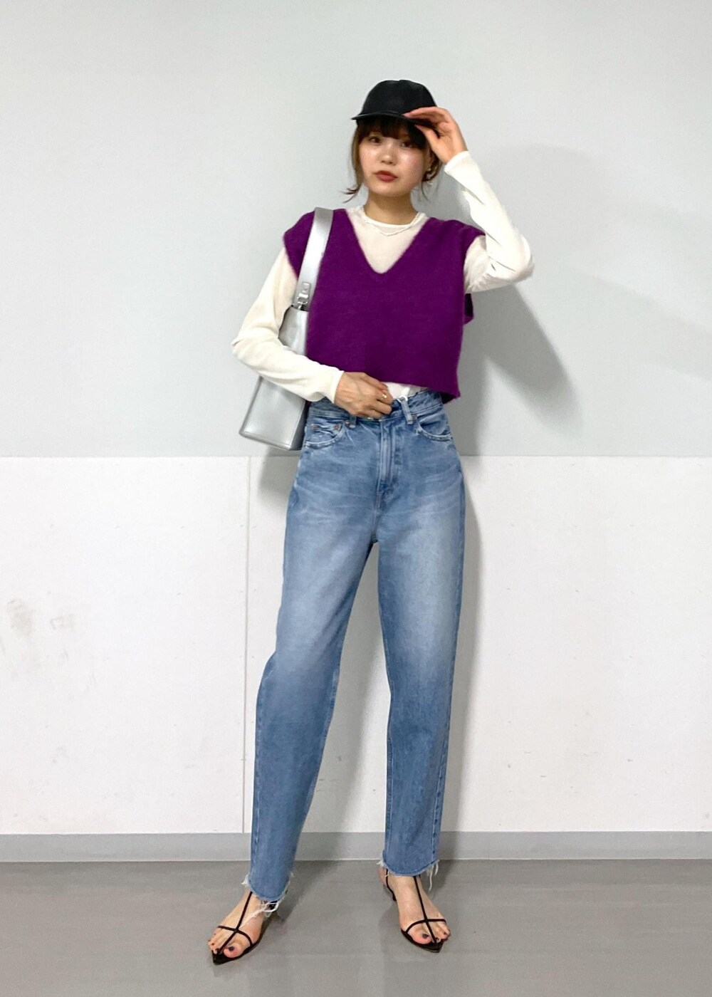 ブラック系のサンダル、シルバー系のトートバッグ、パープル系のベストを着用したレディースの夏コーディネートの5枚目の写真