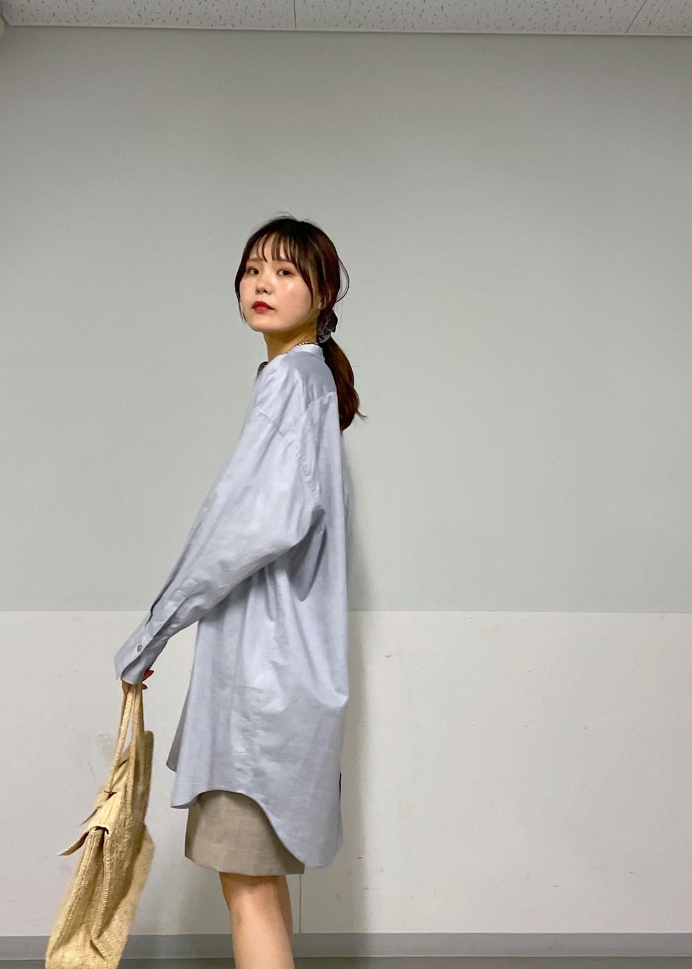 ベージュ系のその他パンツ、シルバー系のサンダル、グレー系のシャツ/ブラウスを着用したレディースの夏コーディネートの9枚目の写真