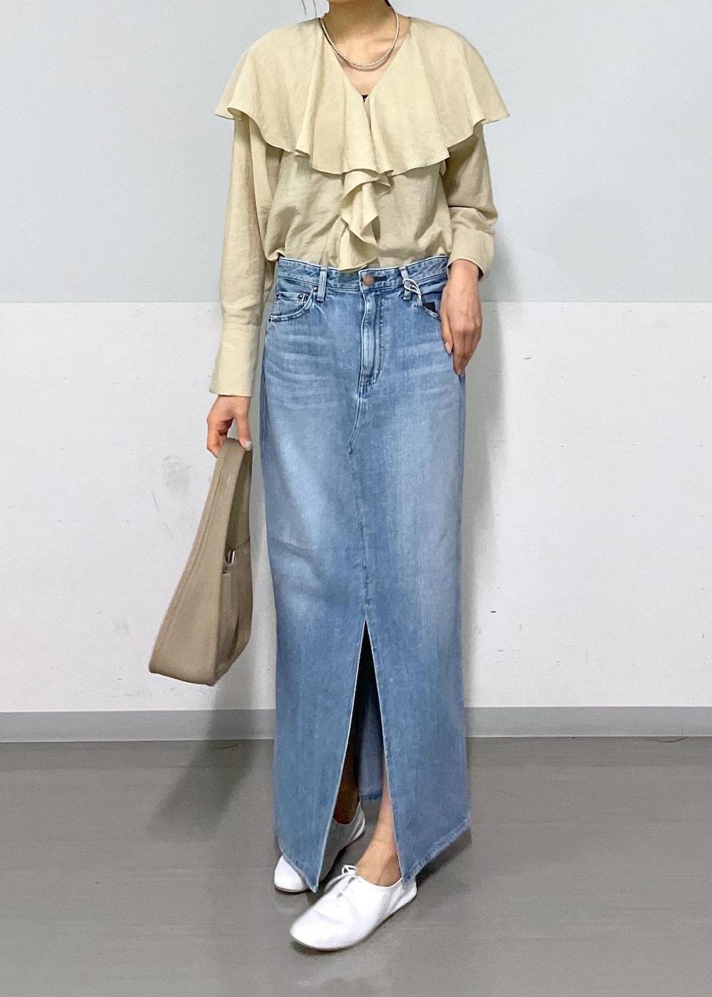 ホワイト系のその他シューズ、ベージュ系のハンドバッグ、ベージュ系のシャツ/ブラウスを着用したレディースの春コーディネートの9枚目の写真