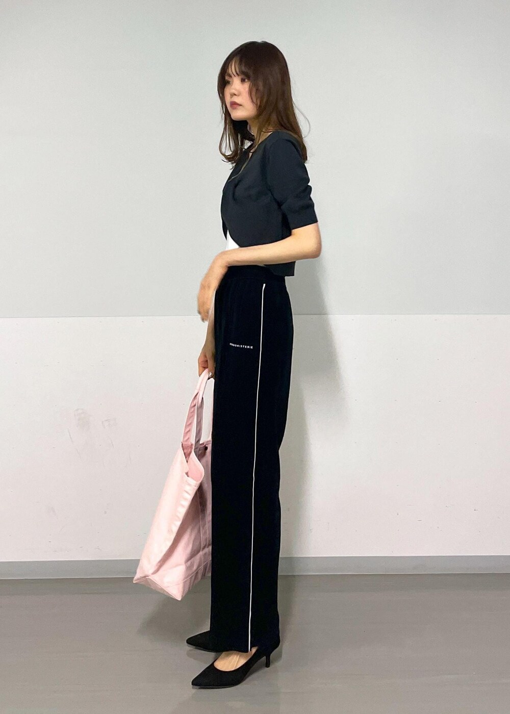 ブラック系のその他パンツ、ホワイト系のキャミソールを着用したレディースの春コーディネートの2枚目の写真