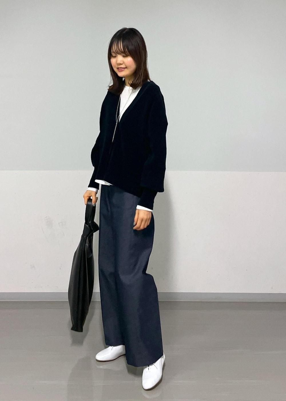 ホワイト系のその他シューズ、ブラック系のトートバッグ、ブラック系のカーディガン/ボレロを着用したレディースの春コーディネートの2枚目の写真