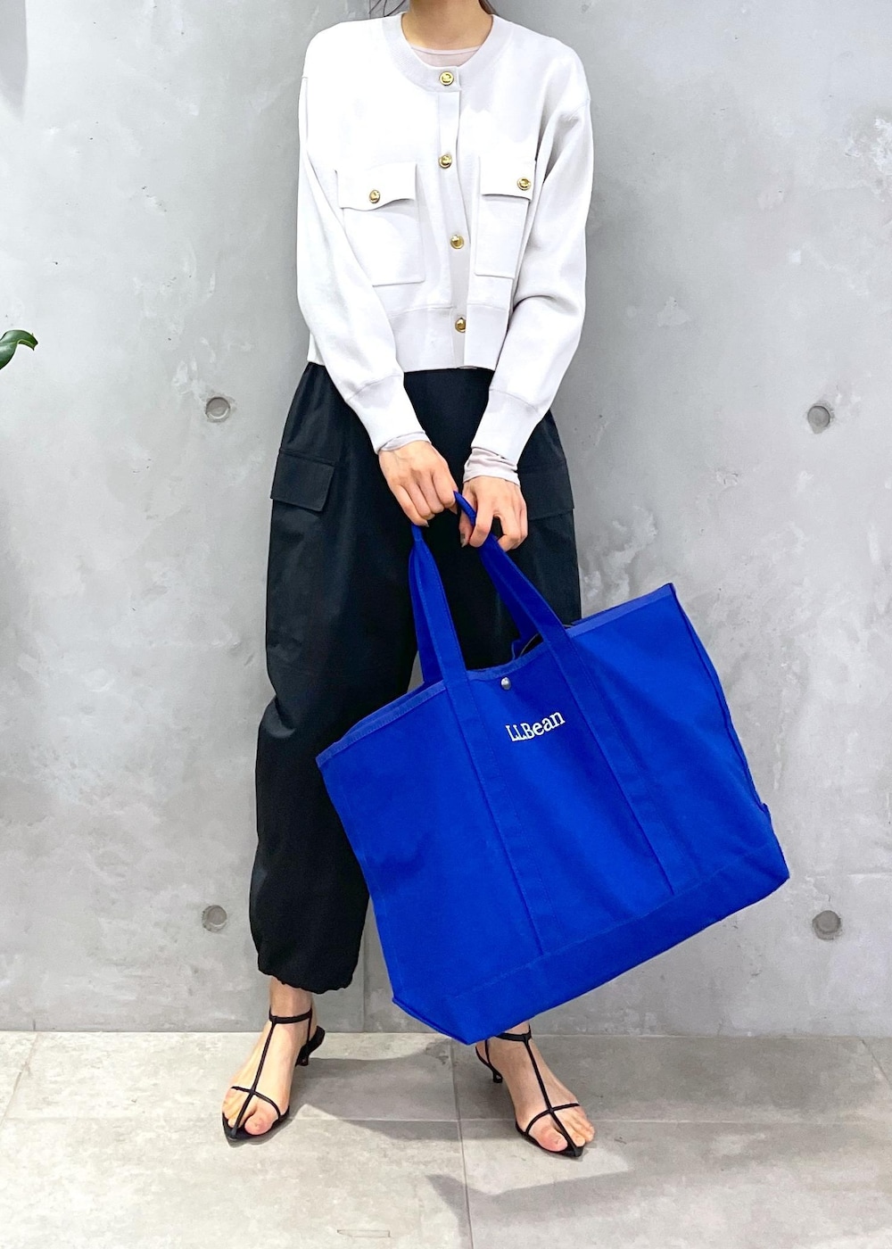 グレー系のTシャツ/カットソー、ブラック系のカーゴパンツ、グレー系のカーディガン/ボレロを着用したレディースの冬コーディネートの4枚目の写真