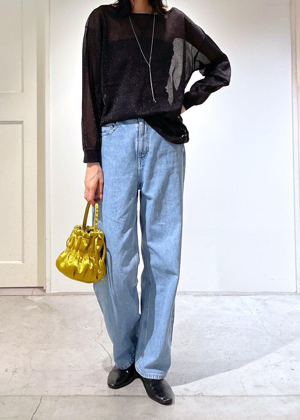 イエロー系のショルダーバッグ、ブルー系のデニムパンツ、ブラック系のTシャツ/カットソーを着用したレディースの夏コーディネートの9枚目の写真