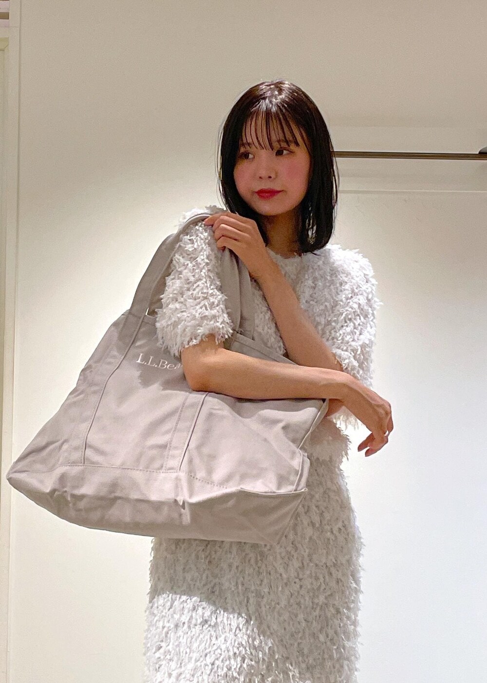 ブルー系のデニムパンツ、ホワイト系のスカート、ホワイト系のTシャツ/カットソーを着用したレディースの夏コーディネートの9枚目の写真