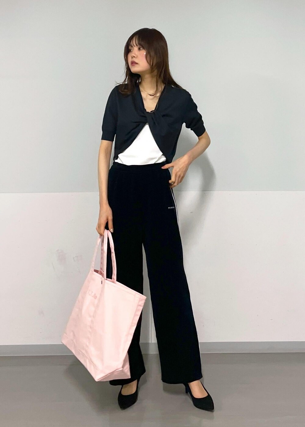 ブラック系のその他パンツ、ホワイト系のキャミソールを着用したレディースの春コーディネートの3枚目の写真