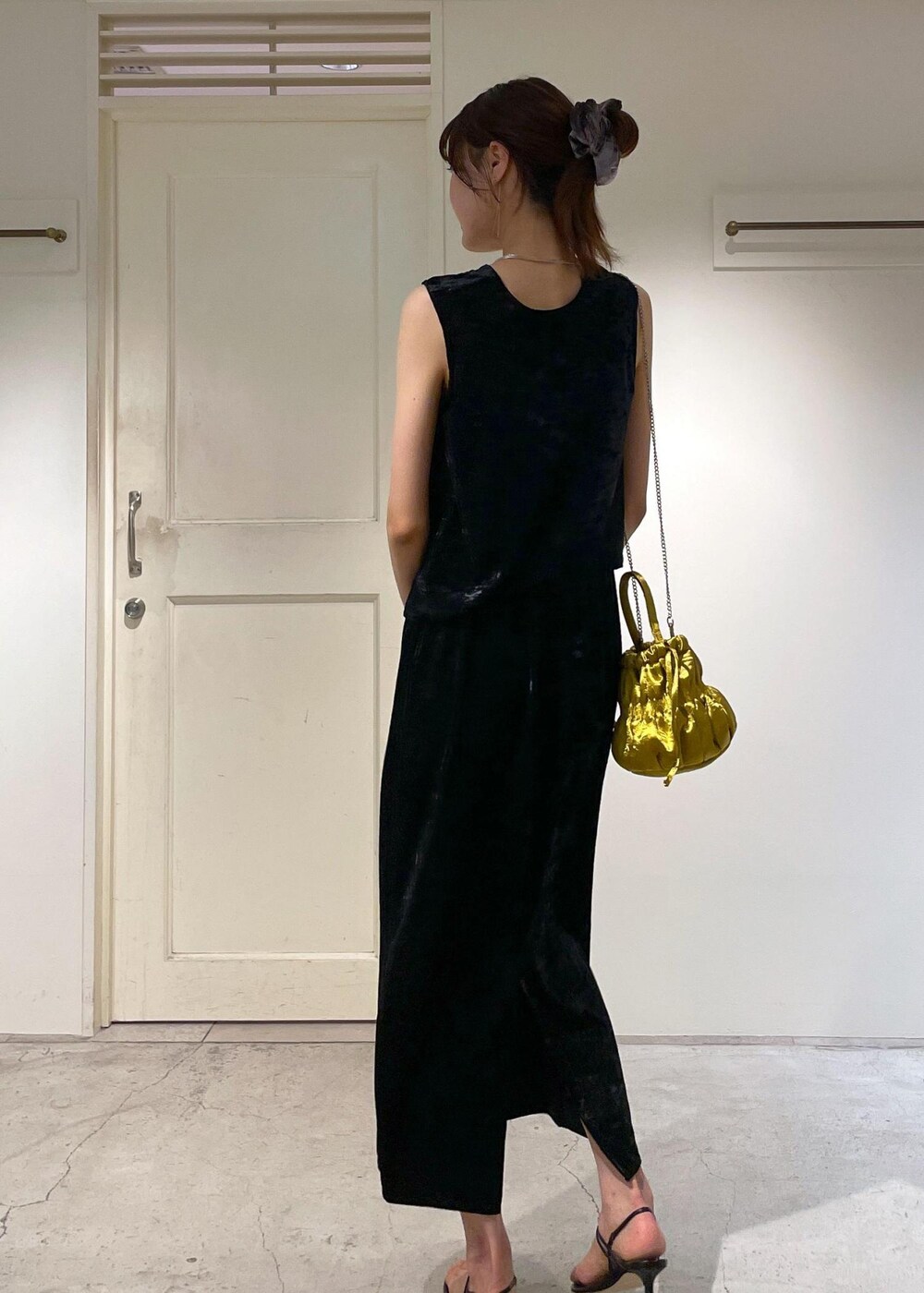 ブラック系のスカート、ブラック系のサンダル、ブラック系のタンクトップを着用したレディースの夏コーディネートの4枚目の写真