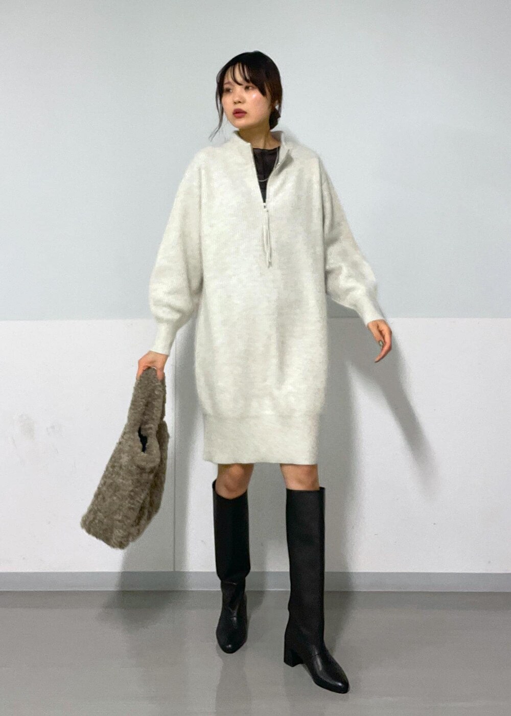 ホワイト系のワンピース、ブラック系のブーツ、ブラック系のTシャツ/カットソーを着用したレディースの秋コーディネートの7枚目の写真