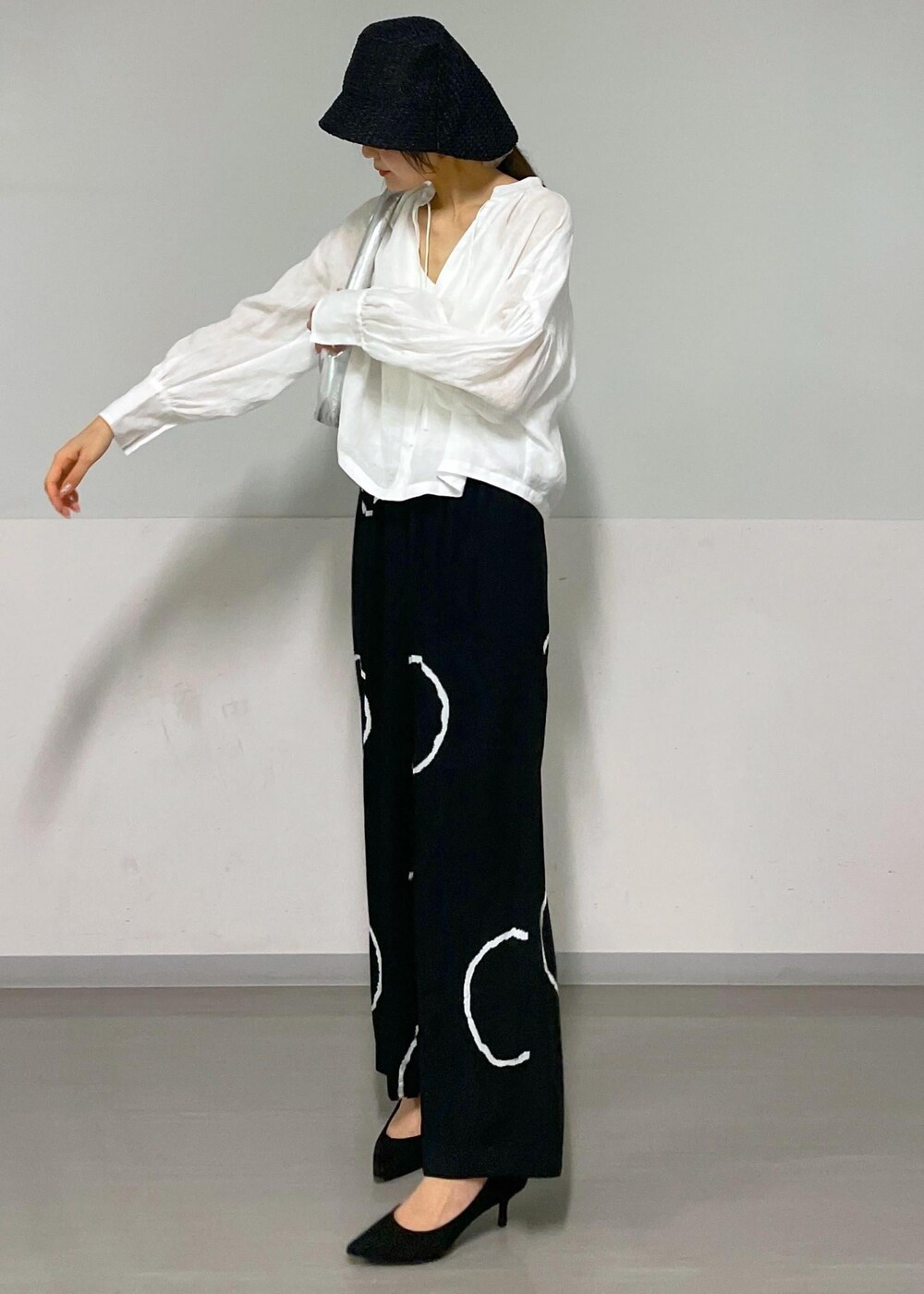 ホワイト系のシャツ/ブラウス、シルバー系のハンドバッグを着用したレディースの春コーディネートの9枚目の写真