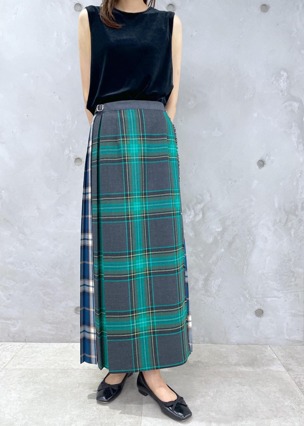 ブラック系のTシャツ/カットソー、グリーン系のスカートを着用したレディースの夏コーディネートの7枚目の写真