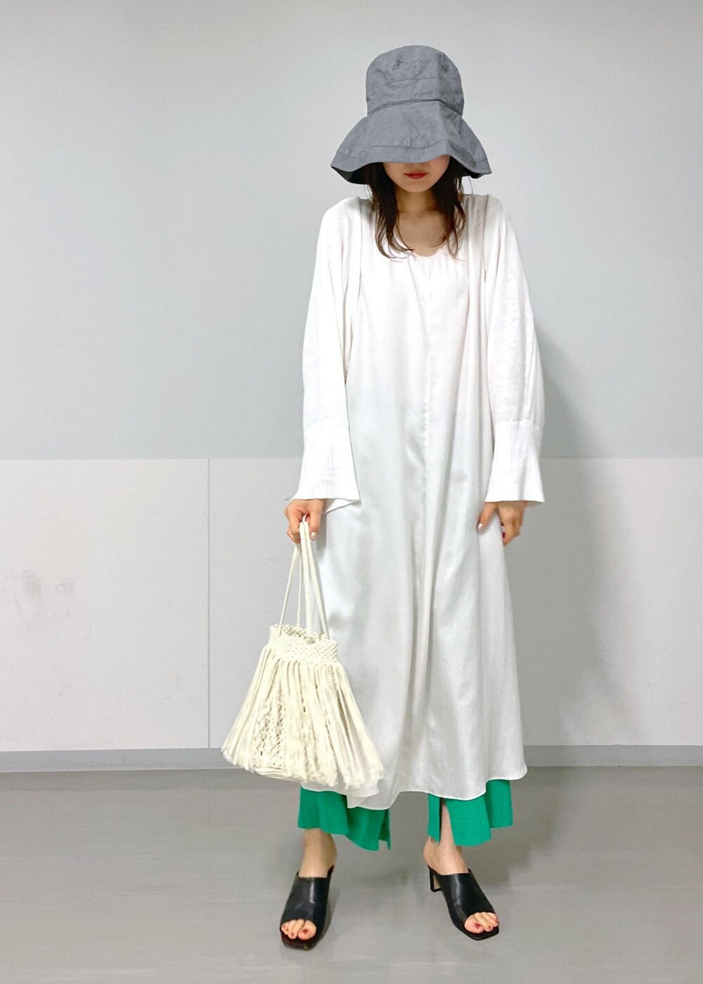 グリーン系のその他パンツ、ホワイト系のカーディガン/ボレロ、ホワイト系のトートバッグを着用したレディースの夏コーディネートの5枚目の写真