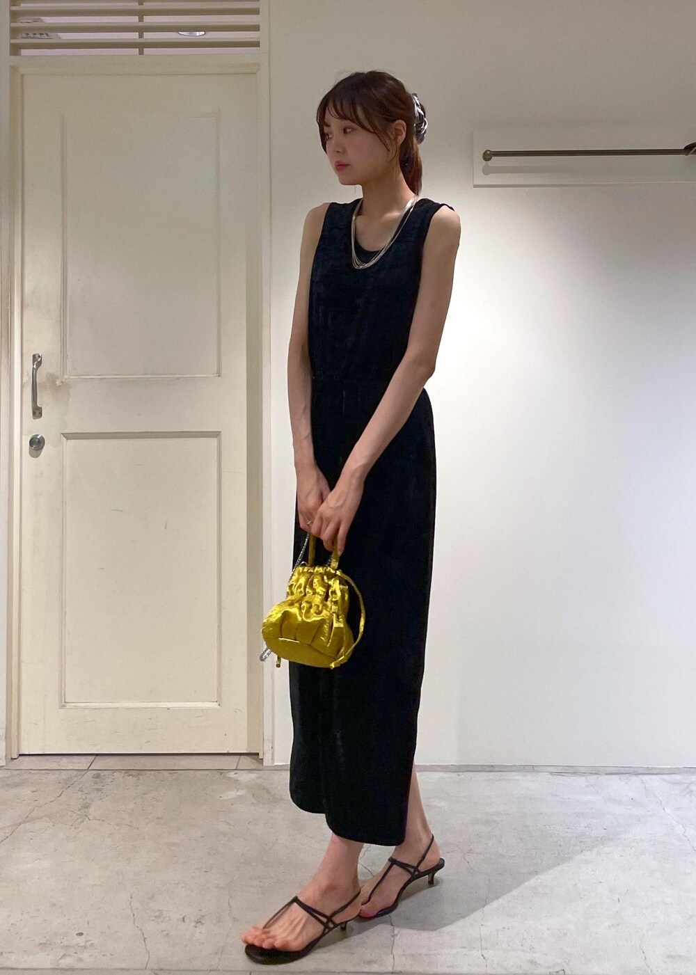 ブラック系のスカート、ブラック系のサンダル、ブラック系のタンクトップを着用したレディースの夏コーディネートの6枚目の写真